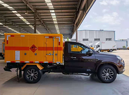 雷鸣镇爆破器材运输车