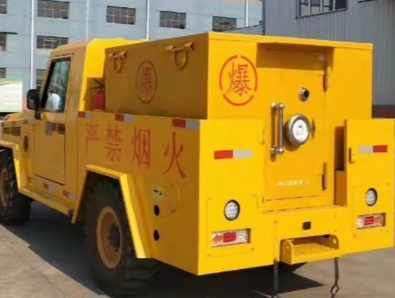 雷鸣镇凯龙爆破器材运输车：保障爆破任务的安全运行