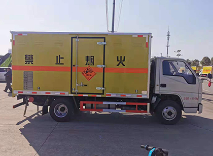 雷鸣镇爆破器材运输车工人安全操作规范与智能技术保障